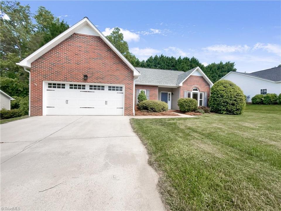  915 Wellesley Place Dr, Lewisville, NC 27023 photo 1
