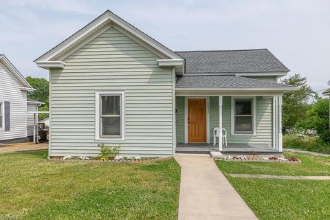 1112 Textile Pl, High Point, NC 27260