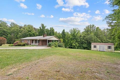 1654 Sechrist Loop, Pilot Mountain, NC 27041 photo 3