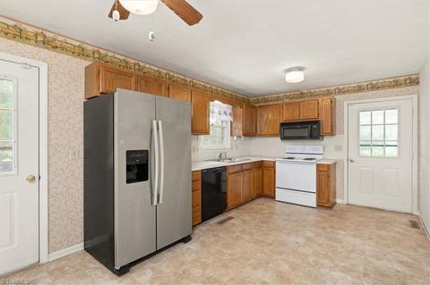 1654 Sechrist Loop, Pilot Mountain, NC 27041 photo 10
