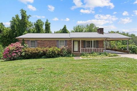 1654 Sechrist Loop, Pilot Mountain, NC 27041 photo 2