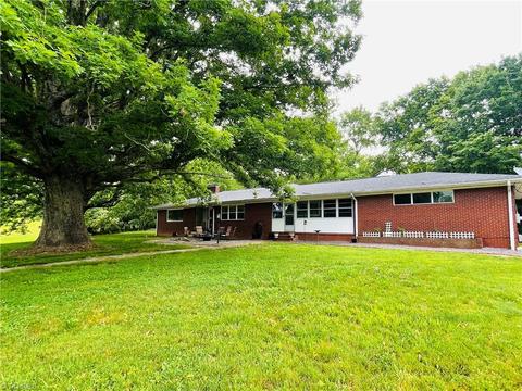 141 Hastings Ln, Pilot Mountain, NC 27041