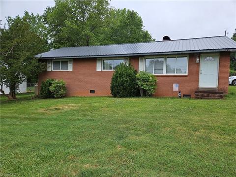 157 E Peacock Ave, Denton, NC 27239 photo 2