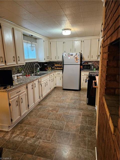 157 E Peacock Ave, Denton, NC 27239 photo 4