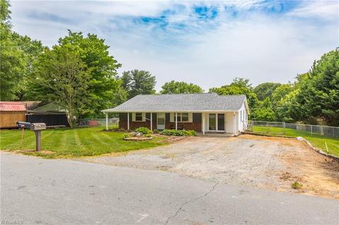 216 Crestview Dr, King, NC 27021 photo 3