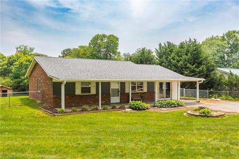 216 Crestview Dr, King, NC 27021 photo 2