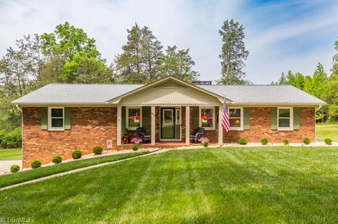 448 Longmeadow Dr, Clemmons, NC 27012