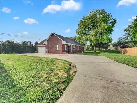 3994 Queens Grant Ct, High Point, NC 27265