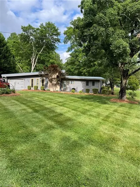 3560 Brookbank Dr, Pfafftown, NC 27040