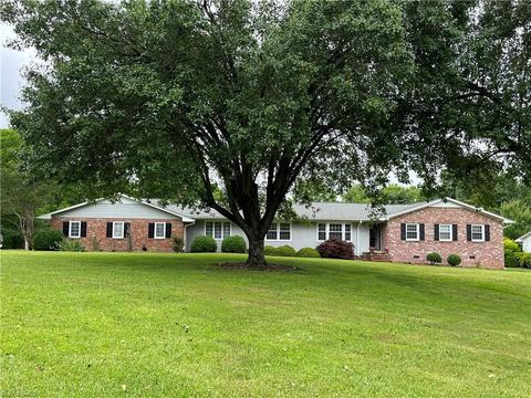 4000 Beverly Hills Dr, High Point, NC 27265