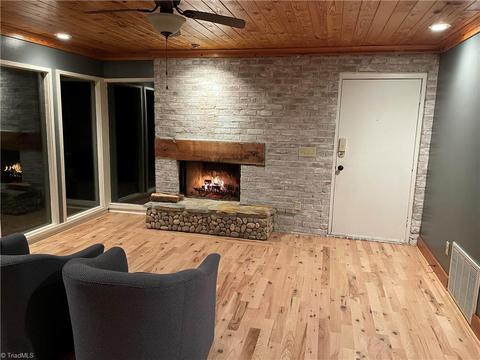 40 Doe Valley Dr, Hillsville, VA 24343