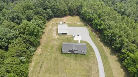 4050 Dodgetown Rd, Walnut Cove, NC 27052