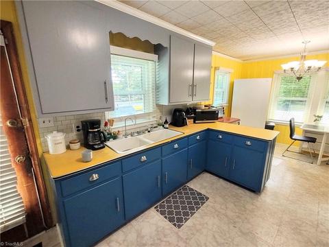 2004 Guyer St, High Point, NC 27265 photo 4