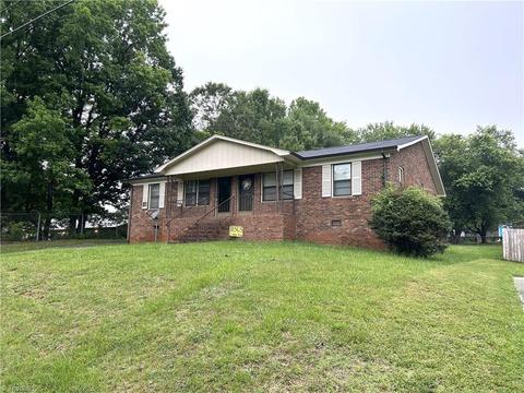 1006 Trinity St, Thomasville, NC 27360 photo 1