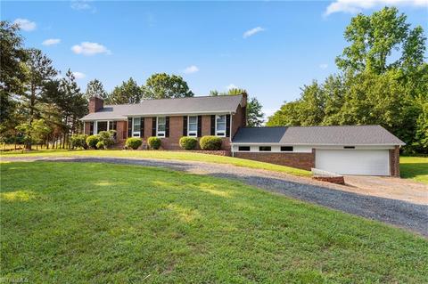 7801 Kinross Dr, Oak Ridge, NC 27310