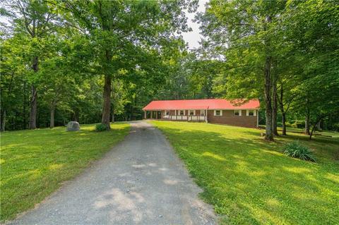 1130 Hawk Ridge Rd, King, NC 27021 photo 2