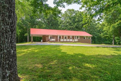 1130 Hawk Ridge Rd, King, NC 27021 photo 3