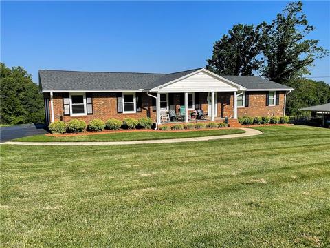 303 Crestwood Dr, Pilot Mountain, NC 27041