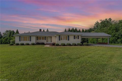 906 E Sunrise Ave, Thomasville, NC 27360
