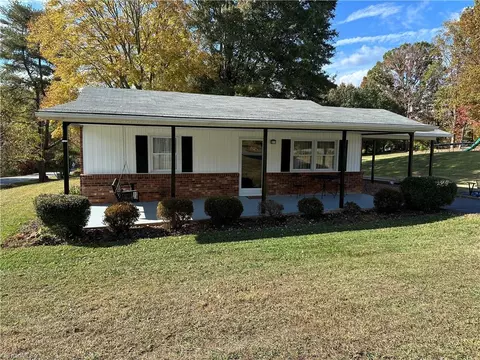 1103 Foxtrot Ct, King, NC 27021