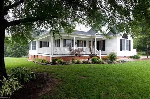 104 Windsor Park Dr, Dobson, NC 27017 photo 6