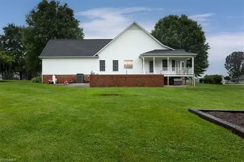 104 Windsor Park Dr, Dobson, NC 27017 photo 3