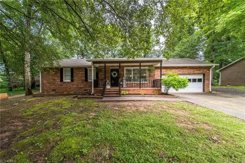 5817 Poppyseed Dr, Belews Creek, NC 27009