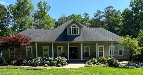 1096 Corner Rd, Pinnacle, NC 27043