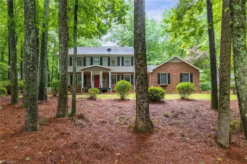 4012 Bienvenue Dr, Greensboro, NC 27409