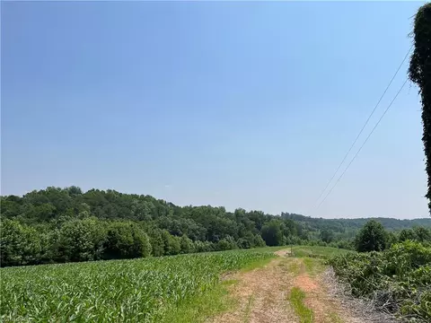 532 Potts Rd, Mount Airy, NC 27030