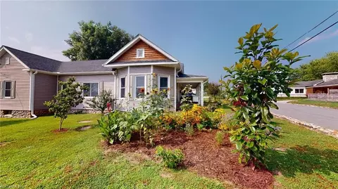 1001 Mitchell St, Mount Airy, NC 27030