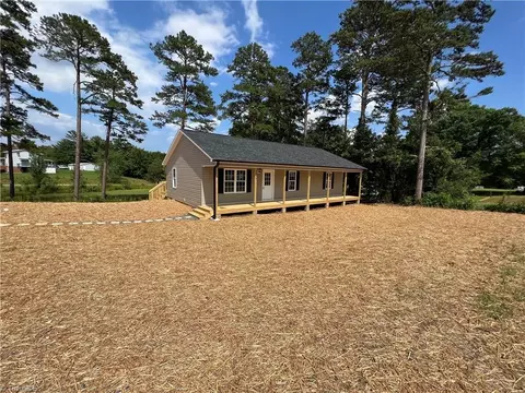 4688 Edge Farm Ln, Trinity, NC 27370