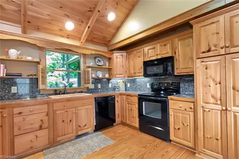 302 Doe Run, Purlear, NC 28665 photo 11