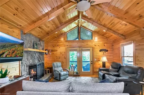 302 Doe Run, Purlear, NC 28665 photo 4