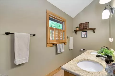 302 Doe Run, Purlear, NC 28665 photo 17