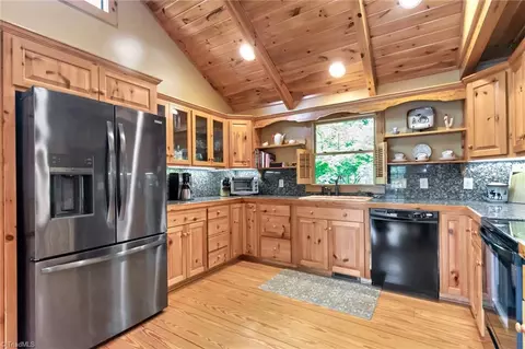 302 Doe Run, Purlear, NC 28665 photo 10