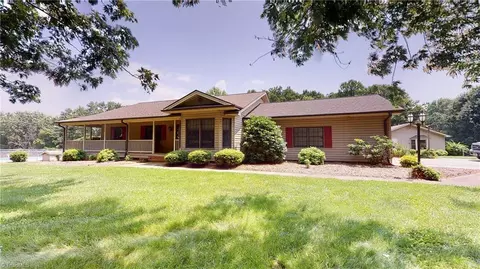 208 James Poore Ln, Mount Airy, NC 27030