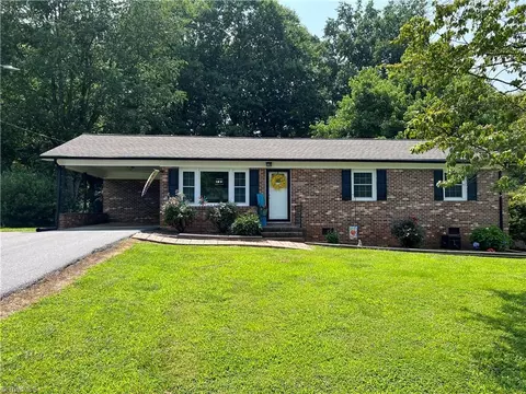 139 Washington Ave, Mount Airy, NC 27030