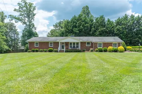 2218 Woodridge Ct, Burlington, NC 27215