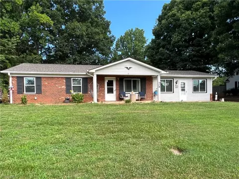 508 Merriweather Dr, King, NC 27021