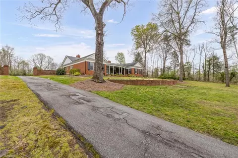 304 Shadow Valley Rd, High Point, NC 27262 photo 4