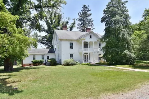 1090 Dalton Place Dr, Pinnacle, NC 27043