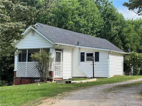 139 Brintle Cir, Mount Airy, NC 27030