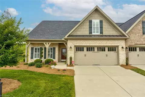 601 Plantation Village Dr, Clemmons, NC 27012