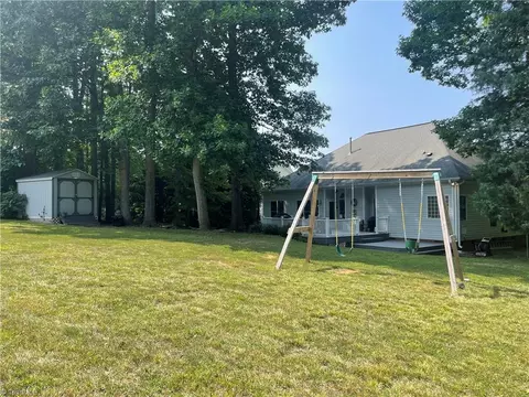 2344 Azure Ct, High Point, NC 27265 photo 3
