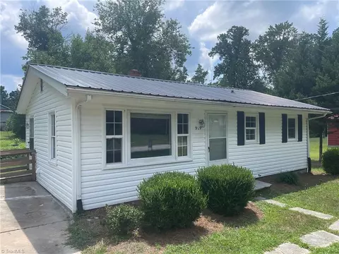 919 Franklin St, Thomasville, NC 27360