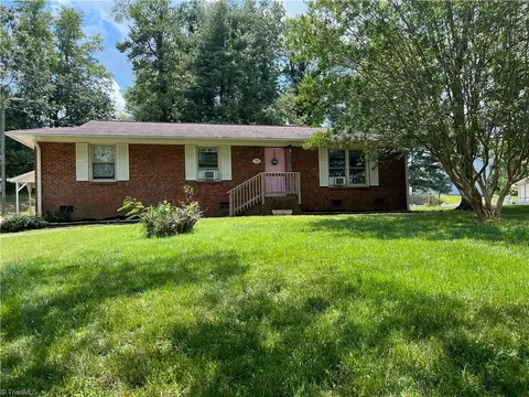 140 North Dr, Thomasville, NC 27360