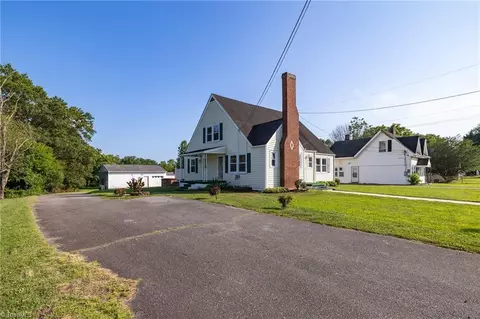1464 E Pine St, Mount Airy, NC 27030