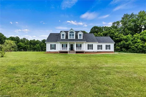 690 Williamsburg Rd, Olin, NC 28660 photo 2