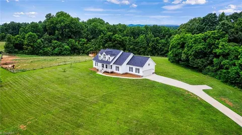 690 Williamsburg Rd, Olin, NC 28660
